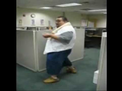 Gordito bailando en la oficina