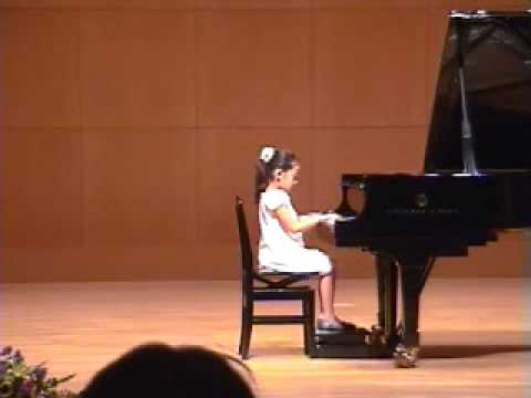 ベートーベント長調のメヌエット - 2009年7月、小学2年生の娘のピアノ発表会での演奏です。7 years old.