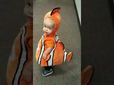 Bebé con disfraz de Nemo causa ternura