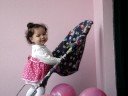Pietra brincando na cadeira da escola Pietra brincando na cadeira da escola