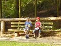 1.8.04 Malte und Jim trommeln und kassieren