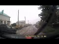 Un chien qui charge une voiture