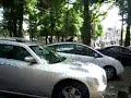 Chasing a moving piano player - vleugel achter auto