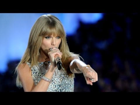 Taylor Swift Performs “I Knew You Were Trouble” at Victoria’s Secret Fashion Show 2013!