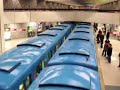 un aspecto de la llegada de trenes a la estacion place-des-arts, la cual es donde uno se baja para ir a el festival de jazz o al complejo desjardins, asi como ir a la zona cultural de montreal. esta es de las estaciones mas usadas en verano.
