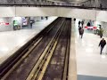 un aspecto de la llegada de trenes a la estacion place-des-arts, la cual es donde uno se baja para ir a el festival de jazz o al complejo desjardins, asi como ir a la zona cultural de montreal. esta es de las estaciones mas usadas en verano.