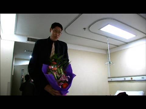 defen - As Yao Defen, the world's tallest woman, lies in hospital recovering from a life threatening fall she is visited by the world's tallest man, Zhang Juncai. Fo...