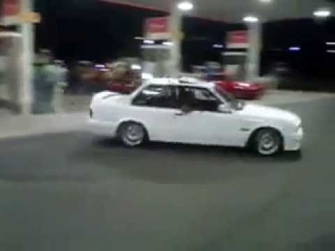 gusheshe - www.housemusica.co.za South Africa Mzansi's best BMW 325is gusheshe spinning at a garage, extremely dangerous but the best BMW spinner on the wheel... Gushes...