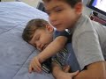 Abraham dandole besos a su hermanito Leo