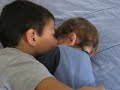 Abraham dandole besos a su hermanito Leo