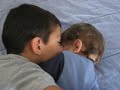 Abraham dandole besos a su hermanito Leo