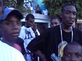 Botella en coro con la gente de haina Botella en coro con la gente de haina