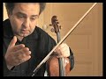 philippe a�che, 1er violon solo de l'orchestre de paris, ouvre la partition de l'internet eroica symphony de tan dun et analyse la partie de violon.