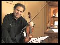 philippe a�che, 1er violon solo de l'orchestre de paris, ouvre la partition de l'internet eroica symphony de tan dun et analyse la partie de violon.