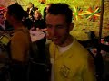 Zonger Drank Geine Klank sjpeelt: \"Ein, tjwee, drie\"!