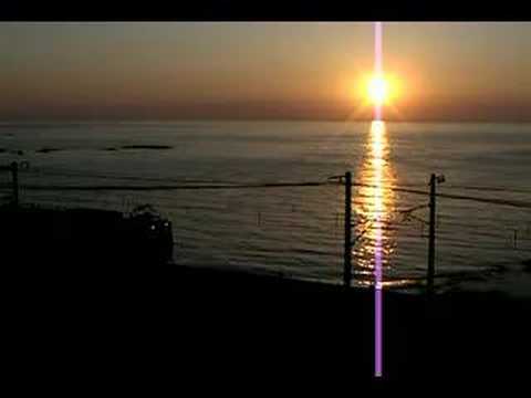 海と夕陽と貨物列車