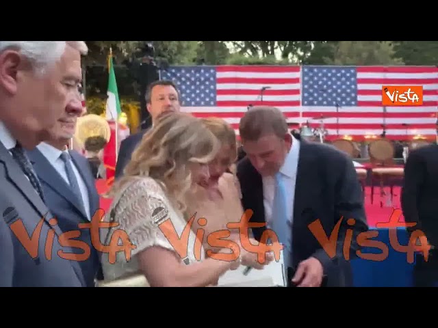Meloni firma il suo libro "Io sono Giorgia" per l'Ambasciatore Usa Fertitta