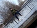 Joakim hoppar fr�n bron