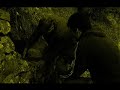musique de guignols band - sanremo.
pas loin du village de taggia, dans l'ouest de la ligurie, une voiture roule vers la montagne. a l'int�rieur un jeune homme et son p�re sont en train de rejoindre la campagne qui est au-del� du gigantesque pont de l'autoroute, un colosse de b�ton r�alis� dans les ann�es soixante.  depuis la venue de l'homme en ligurie, il y a des centaines et des centaines d'ann�es, le paysage a �t� modifi� pour le d�veloppement de l'agriculture. il s'agit d'un travail tr�s dur qui continue encore aujourd'hui, une lutte entre l'homme et un environnement hostile. le territoire de la ligurie est difficile � �tre cultiv� car il n'y a pas de plaines et les collines sont tr�s raides. la pierre, dur et froide est alors devenue la meilleure alli�e de l'homme dans cette lutte. pierre apr�s pierre, le terrain a �t� modifi� pour former une petite terrasse, les paysans y ont r�alis�e leurs campagnes. pas de b�ton mais seulement des pierres, l'une � cot� de l'autre les plus grands en bas, les plus petites en haut. 
apr�s avoir travers� le grand pont de b�ton, les deux protagonistes (jimmi bazurro - le jeune homme et censino -- le p�re) arrivent � la campagne. voici leur retour � l'�ge de pierre. un mur est tomb� apr�s une forte pluie et il faut � nouveau travailler dur pour le reconstruire. en suivant les indications de son p�re, jimmi bazurro cherche la meilleure pierre pour r�parer le mur. une fois qui l'a trouv�e, il doit la bouger jusqu'� la base du mur. les efforts sont tr�s fatigants car la pierre est tr�s grande et tr�s lourde. a l'horizon il y a le pont �tonnant de l'autoroute : symbole de la modernit� du b�ton, des transports, d'une vie plus facile. sous le regard de son p�re, jimmi, fatigu� de d�placer la grande pierre, re�oit un appel sur son t�l�phone portable. jimmi arr�te son travail et r�pond  au t�l�phone loin des oreilles de son p�re. jimmi est fatigu� de sa vie dans l'�ge de pierre. il songe. il s'en va. son p�re  reste l� en regardant le mur pas termin� et la lourde pierre que son fils a abandonn�.