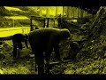 musique de guignols band - sanremo.
pas loin du village de taggia, dans l'ouest de la ligurie, une voiture roule vers la montagne. a l'int�rieur un jeune homme et son p�re sont en train de rejoindre la campagne qui est au-del� du gigantesque pont de l'autoroute, un colosse de b�ton r�alis� dans les ann�es soixante.  depuis la venue de l'homme en ligurie, il y a des centaines et des centaines d'ann�es, le paysage a �t� modifi� pour le d�veloppement de l'agriculture. il s'agit d'un travail tr�s dur qui continue encore aujourd'hui, une lutte entre l'homme et un environnement hostile. le territoire de la ligurie est difficile � �tre cultiv� car il n'y a pas de plaines et les collines sont tr�s raides. la pierre, dur et froide est alors devenue la meilleure alli�e de l'homme dans cette lutte. pierre apr�s pierre, le terrain a �t� modifi� pour former une petite terrasse, les paysans y ont r�alis�e leurs campagnes. pas de b�ton mais seulement des pierres, l'une � cot� de l'autre les plus grands en bas, les plus petites en haut. 
apr�s avoir travers� le grand pont de b�ton, les deux protagonistes (jimmi bazurro - le jeune homme et censino -- le p�re) arrivent � la campagne. voici leur retour � l'�ge de pierre. un mur est tomb� apr�s une forte pluie et il faut � nouveau travailler dur pour le reconstruire. en suivant les indications de son p�re, jimmi bazurro cherche la meilleure pierre pour r�parer le mur. une fois qui l'a trouv�e, il doit la bouger jusqu'� la base du mur. les efforts sont tr�s fatigants car la pierre est tr�s grande et tr�s lourde. a l'horizon il y a le pont �tonnant de l'autoroute : symbole de la modernit� du b�ton, des transports, d'une vie plus facile. sous le regard de son p�re, jimmi, fatigu� de d�placer la grande pierre, re�oit un appel sur son t�l�phone portable. jimmi arr�te son travail et r�pond  au t�l�phone loin des oreilles de son p�re. jimmi est fatigu� de sa vie dans l'�ge de pierre. il songe. il s'en va. son p�re  reste l� en regardant le mur pas termin� et la lourde pierre que son fils a abandonn�.
