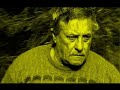 musique de guignols band - sanremo.
pas loin du village de taggia, dans l'ouest de la ligurie, une voiture roule vers la montagne. a l'int�rieur un jeune homme et son p�re sont en train de rejoindre la campagne qui est au-del� du gigantesque pont de l'autoroute, un colosse de b�ton r�alis� dans les ann�es soixante.  depuis la venue de l'homme en ligurie, il y a des centaines et des centaines d'ann�es, le paysage a �t� modifi� pour le d�veloppement de l'agriculture. il s'agit d'un travail tr�s dur qui continue encore aujourd'hui, une lutte entre l'homme et un environnement hostile. le territoire de la ligurie est difficile � �tre cultiv� car il n'y a pas de plaines et les collines sont tr�s raides. la pierre, dur et froide est alors devenue la meilleure alli�e de l'homme dans cette lutte. pierre apr�s pierre, le terrain a �t� modifi� pour former une petite terrasse, les paysans y ont r�alis�e leurs campagnes. pas de b�ton mais seulement des pierres, l'une � cot� de l'autre les plus grands en bas, les plus petites en haut. 
apr�s avoir travers� le grand pont de b�ton, les deux protagonistes (jimmi bazurro - le jeune homme et censino -- le p�re) arrivent � la campagne. voici leur retour � l'�ge de pierre. un mur est tomb� apr�s une forte pluie et il faut � nouveau travailler dur pour le reconstruire. en suivant les indications de son p�re, jimmi bazurro cherche la meilleure pierre pour r�parer le mur. une fois qui l'a trouv�e, il doit la bouger jusqu'� la base du mur. les efforts sont tr�s fatigants car la pierre est tr�s grande et tr�s lourde. a l'horizon il y a le pont �tonnant de l'autoroute : symbole de la modernit� du b�ton, des transports, d'une vie plus facile. sous le regard de son p�re, jimmi, fatigu� de d�placer la grande pierre, re�oit un appel sur son t�l�phone portable. jimmi arr�te son travail et r�pond  au t�l�phone loin des oreilles de son p�re. jimmi est fatigu� de sa vie dans l'�ge de pierre. il songe. il s'en va. son p�re  reste l� en regardant le mur pas termin� et la lourde pierre que son fils a abandonn�.