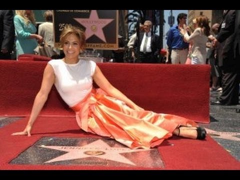 devela - Jennifer Lopez devela su estrella en Hollywood. Jennifer López develó el jueves su estrella en el Paseo de la Fama de Hollywood acompañada de familiares, col...
