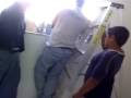 Edward y Luis instalando el aire acondicionado