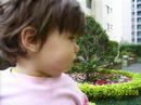 Maria Beatriz no jardim