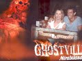 la splenda attrice in visita a mirabilandia assieme ad un misterioso cavaliere. ghoastville, katun e reset le sue attrazioni preferite.