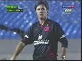 vamos, flamengo, vamos...

mesmo sem o apoio de sua torcida, o flamengo n�o encontrou dificuldade neste domingo para vencer o santos na estr�ia dos dois times no campeonato brasileiro. marcinho, ibson e juan marcaram dois bel�ssimos gols nos 3 a 1 sobre o time reserva do santos, no maracan� - morais descontou. a torcida rubro-negra n�o p�de acompanhar a partida do est�dio, pois o clube carioca cumpriu uma puni��o do stjd relativa ao brasileir�o do ano passado.

logo com um minuto de jogo, souza quase marcou. juan cruzou da esquerda, o atacante cabeceou, mas a bola raspou o travess�o e saiu por cima da meta. ap�s essa chance, o flamengo dominou a partida, mas sem conseguir levar perigo ao goleiro douglas. um dos principais respons�veis pela boa atua��o defensiva do santos era o zagueiro marcelo, eficiente nos desarmes.

no entanto, bastou uma bobeada da zaga para o flamengo abrir a contagem. aos 29, ronaldo angelim tocou no alto para juan na ponta esquerda. o lateral tocou de primeira para o meio da �rea e marcinho apareceu para chutar no �ngulo: flamengo 1 a 0.

o gol fez com que os santistas arriscassem sua primeira subida ao ataque. mas, no contra-ataque, o flamengo marcou mais um. a jogada come�ou pela direita. kleberson roubou a bola na direita e tocou rasteiro para marcinho na risca da �rea. o atacante deu um toque de letra e encontrou ibson sozinho na �rea. o jogador acertou um belo chute no alto e ampliou a contagem: flamengo 2 a 0, aos 30 minutos.

com desvantagem no placar, a equipe santista s� conseguiu levar algum perigo aos 36, com lima. o atacante dominou na entrada da �rea e soltou uma bomba, mas a bola saiu pela linha de fundo. tr�s minutos depois, adriano apareceu na �rea para concluir, mas pegou de forma errada na bola.

no intervalo, o t�cnico emerson le�o fez duas altera��es e colocou sua equipe mais para a frente. vitor junior e morais entraram no lugar de hudson e paulo henrique, respectivamente. as altera��es fizeram com que a equipe santista jogasse mais no ataque. no entanto, as tentativas de bolas a�reas paravam nas m�os do goleiro bruno.

e o flamengo quase ampliou a contagem com leonardo, aos 11. souza fez boa jogada pela esquerda, passou por domingos e cruzou na �rea. por pouco, o zagueiro rubro-negro n�o chegou para cabecear. o santos respondeu aos 20, com wesley, em um chute da intermedi�ria que saiu por pouco.

a partir desse lance, o jogo ficou mais aberto. aos 24, kleberson soltou uma bomba da entrada da �rea que obrigou o goleiro douglas a fazer uma bela defesa. um minuto depois, diego tardelli, tamb�m da intermedi�ria, chutou colocado, mas a bola estourou na trave direita. em seguida, aos 26, foi bruno que defendeu com os p�s um chute de morais. no contra-ataque, ibson perdeu boa chance.

o gol que estava sendo desenhado saiu aos 29. l�o moura avan�ou rapidamente pela direita e tocou rasteiro para juan. sozinho, o lateral-esquerdo dominou com calma, esperou a sa�da de doulgas e tocou por entre as pernas do goleiro: flamengo 3 a 0.

o santos ainda tentou deixar um de honra, aos 36, com lima, mas bruno defendeu sem problemas. antes do fim da partida, o goleiro bruno ainda teve tempo de cometer um p�nalti infantil, aos 46. morais cobrou e diminuiu: flamengo 3 a 1.

agora, o flamengo ter� uma semana para se concentrar para disputar a partida contra o gr�mio, domingo que vem, em porto alegre. j� o santos volta a focar seus pensamentos para a primeira partida das quartas-de-final da copa libertadores, na pr�xima quinta-feira, contra o am�rica (mex), na cidade do m�xico.

ficha t�cnica
flamengo 3 x 1 santos

est�dio: maracan�, rio de janeiro (rj)
data/hora: 11/5/2008 - 18h10min (de bras�lia)
�rbitro: h�ber roberto lopes (fifa-pr)
renda/p�blico: port�es fechados
cart�es amarelos: bruno, souza (fla); domingos e hudson (san)

gols: marcinho, 29'/1�t (1-0); ibson, 30'/1�t (2-0); juan, 29'/2�t (3-0); e morais, 46'/2�t (3-1).

flamengo: bruno, l�o moura, leonardo, ronaldo angelim e juan; ja�lton, tor�, ibson (obina, 33'/2�t) e kleberson (cristian, 28'/2�t); marcinho e souza (diego tardelli, 19'/2�t). t�cnico: caio j�nior.

santos: douglas, filipi (evaldo, 38'/2�t), marcelo, domingos e carlinhos; adriano, adoniran, hudson (v�tor junior, intervalo) e paulo henrique (morais, intervalo); wesley e lima. t�cnico: emerson le�o.

fonte: lancepress