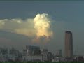 都会の巨大積乱雲　まるで原爆のきのこ雲のようだ。方角は新宿を越えて練馬か埼玉の上空であると思う。夏の快晴の夕方にかけてたまに発生する。都市型ヒートアイランド現象だと思うが大体この方向に出来る。発達すると集中豪雨など起す。これも温暖化の影響か？映像再生スピードは50倍速です。http://show-10.at.webry.info/200711/article_8.html