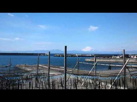 芦名海岸の中央から富士山を見る