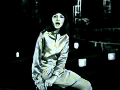 Clothilde chante : "Fallait Pas Ecraser La Queue Du Chat" dans Qui Marions-nous? (1967) :