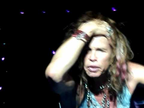 0 Steven Tyler muestra el rostro tras su caída