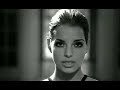 Erinner Mich Dich zu Vergessen, from a german pop singer Yvonne Catterfeld newest single - Erinner Mich Dich zu Vergessen. Also on her coming new album - Aura.---------------------------------------Erinner mich dich zu vergessen Erinner mich,die Träume nicht mehr zu teilen Erinner mich,es geht mir besser allein Erinner mich,frei zu sein Wie jeden Tag Lagst du neben mir Du warst noch da Doch deine Liebe nicht mehr Seit dem Augemblick gibt es kein zurück Es tut noch weh Geh, Erinner mich,dich zu vergessen Ich bin süchtig,wie besessen Erinner mich dass ich dich überstehe Ohhh Geh, Erinner mich ,dich zu vergessen Mein Versprechen nicht zu brechen Erinner mich,nach vorn zu schauen Ich schaff es kaum aus diesem Albtraum Erinner mich,den Stolz nicht zu verlieren Erinner mich an mein Leben vor dir Wo immer ich ,steh ohne dich Ich bin stärker mit der Wut im Bauch Die Tränen spülen dich aus mir raus Doch bei jedem Schritt nehm ich die Bilder mit Es tut noch weh Geh Erinner mich dich zu vergessen Ich bin süchtig wie besessen Erinner mich dass ich dich überstehe Ohhh Geh Erinner mich dich zu vergessen Mein Versprechen nicht zu brechen Erinner mich nach vorn zu schauen Ich schaff es kaum aus diesem Albtraum Je mehr ich versuche zu vertehen Desto weniger weiß ich wohin unsere Wege gehn Auch wenn es wie ein Messer sticht Wirft es mir die Wahrheit ins Gesicht Erinner mich dich zu vergessen Ich bin süchtig wie besessen Erinner mich das ich dich überstehe Ohhh, Geh Erinner mich dich zu vergessen Mein Versprechen nicht zu brechen Erinner mich nach vorn zu schauen Erinner mich dich zu vergessen
