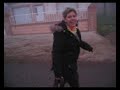 andando descalzo