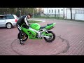 Regis veut jouer avec sa moto