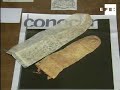 Salamanca, 14 jul (EFE TV).- La Biblioteca General Histórica de la Universidad de Salamanca muestra en una de sus vitrinas un preservativo hallado en el interior de un libro de Medicina del siglo XVI.Se trata de un condón elaborado con tripa de cerdo, que lleva en su extremo una cinta de color azul que servía para ajustarlo al miembro viril.El anticonceptivo fue hallado en el proceso de revisión y nueva catalogación de una parte de los fondos históricos de esta biblioteca, considerada como una de las mejores de Europa por la cantidad y la calidad de los textos que alberga.Los dos preservativos se encontraron envueltos en una hoja de periódico de 1857 que a su vez estaba en el interior de un manual de Medicina de siglo XVI.Las investigaciones posteriores han determinado que los condones son del siglo XIX, por lo que se presume que fueron introducidos en el libro por algún estudiante de la época que estaba consultando el manual médico.Uno de los preservativos se expone en una de las vitrinas de la Biblioteca Histórica, en la que se muestran objetos curiosos encontrados en el interior de los libros.PALABRAS CLAVE: preservativo-condon-biblioteca-libro-salamanca-medicina-universidad