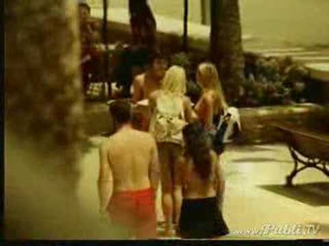 BELEN RODRIGUEZ: SPUNTA UN CAPEZZOLO DURANTE UN CHA CHA CHA