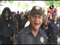 Aplausos a Policías Rebeldes