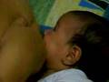 BEBITA COMIENDO