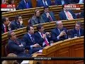 Bloco de Esquerda, PCP e os Verdes votaram favoravelmente a moção, após três horas e meia de debate na Assembleia da República.O momento da votação, efectuada por método electrónico, voltou a ser marcado por problemas técnicos, que obrigaram o presidente da Assembleia da República, Jaime Gama, a rectificar os resultados inicialmente anunciados, nos quais surgiam trocadas as votações dos grupos parlamentares do PCP e CDS-PP.