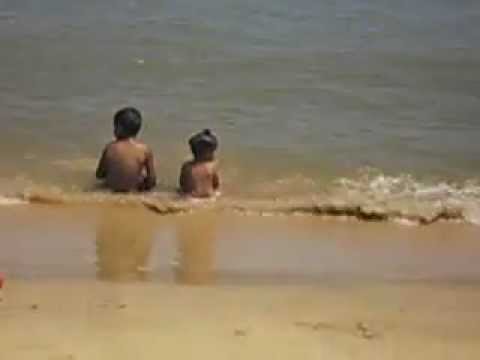 videos de sirenas reales - es la imagen de mi pequeña en su primera vez en la playa jajaja.