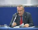 Il Dottor Spinelli introduce alla medicina omeopatica durante la conferenza 