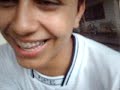 Um video para descontrairele mostra um dueloentre Luana e seuu amigoGaroto xPe logo em seguida osalunos vaum passea pela  escolaateque a espetorainterrompe