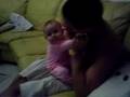 Letícia brincando com o papai
