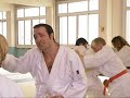 un gars une fille font du judo