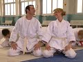 un gars une fille font du judo