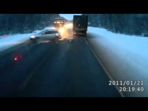 м16 авария - Взгляд на ДТП из кабины встречной фуры, под колеса которой выбросило ребенка. Первое видео: http://www.youtube.com/watch?v=dBjiR28L_Fg Авария произошла на...