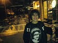 Έρχεται ένα περιπολικό στην Τζαβέλα-Ναυαρίνου. Σταματάει το περιπολικό και κοιτάει προς τα κάτω. Σαν να έψαχναν κάτι. Διαπληκτίζονται λεκτικά με μια ομάδα μέσα από το περιπολικό με μια παρέα ανθρώπων. Δεν ήταν κουκουλοφόροι. Υπάρχουν καφετέριες εκεί και ήταν τα παιδιά. Κατεβαίνουν από το περιπολικό οι αστυνομικοί μετά από 50μ και λίγα λεπτά μετά τον λεκτικό διαπληκτισμό.Δεν έγινε επίθεση και δεν υπάρχει σωματική επαφή. Ούτε στο περιπολικό έγινε κάποια επίθεση. Μόνο μια ομάδα ανθρώπων άρχισε να φωνάζει. Πετάχτηκαν πλαστικά δύο μπουκάλια νερό και ήταν στην θέση τους οι αστυνομικοί. Ξαναμπαίνουν στο περιπολικό και φεύγουν προς Χαριλάου Τρικούπη και γυρίζουν πεζοί με γρήγορο βήμα και φθάνουν πάλι στο ίδιο σημείο.Στην οδό Τζαβέλα και Μεσολογγίου ήταν η ομάδα που είχαν διαπληκτιστεί. Δεν κινήθηκαν προς το μέρος τους. Υπήρχε απόσταση πάνω από 20 μέτρα. Δεν έφθασαν σώμα με σώμα. Μόνο λεκτικοί διαξιφισμοί σε απόσταση 40μ. Μετά από φωνές και βρισιές, ΤΕΙΝΕΙ ΤΟ ΟΠΛΟ ΚΑΙ ΠΥΡΟΒΟΛΕΙ ΣΤΟ ΜΕΡΟΣ ΤΩΝ ΠΑΙΔΙΩΝ.Η προέκταση του χεριού του Δεν ήταν στον αέρα.